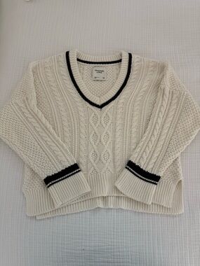 Abercrombie Cream Cable Knit V-Neck Sweater with Black Trim
